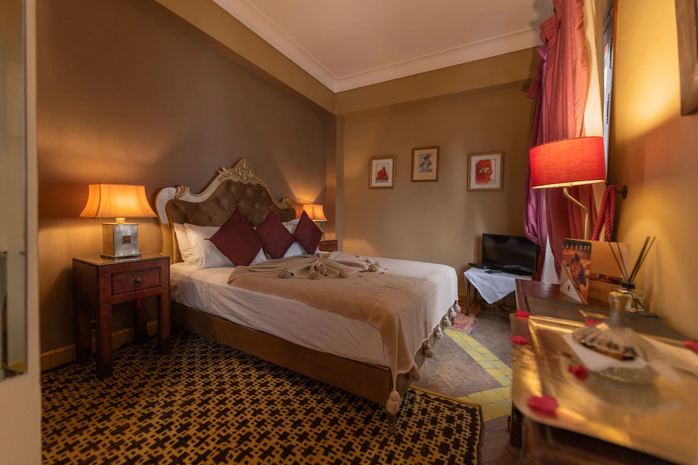 Chambre Adelina — lit drapé de blanc, murs à la chaux et bois chaud