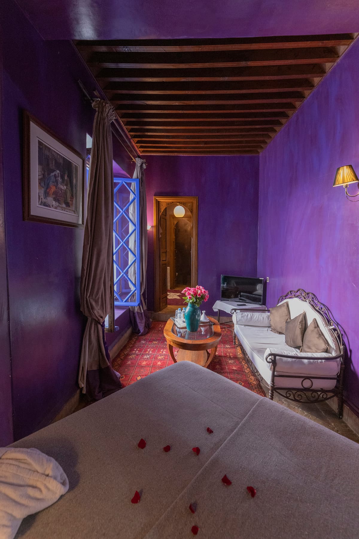 Chambre Alicia — hauteur sous plafond et tête de lit artisanale