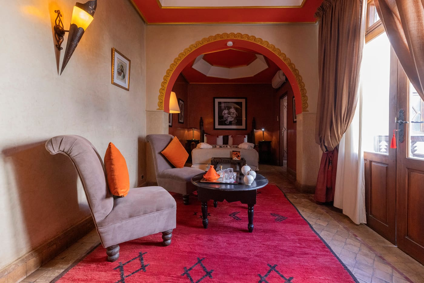 Chambre Ambrosia — atmosphère feutrée, tapis berbère et chaux ivoire