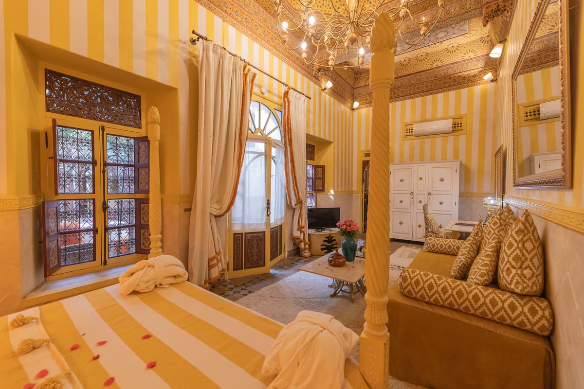 Chambre Antinea — blancheur de chaux et lanterne de laiton