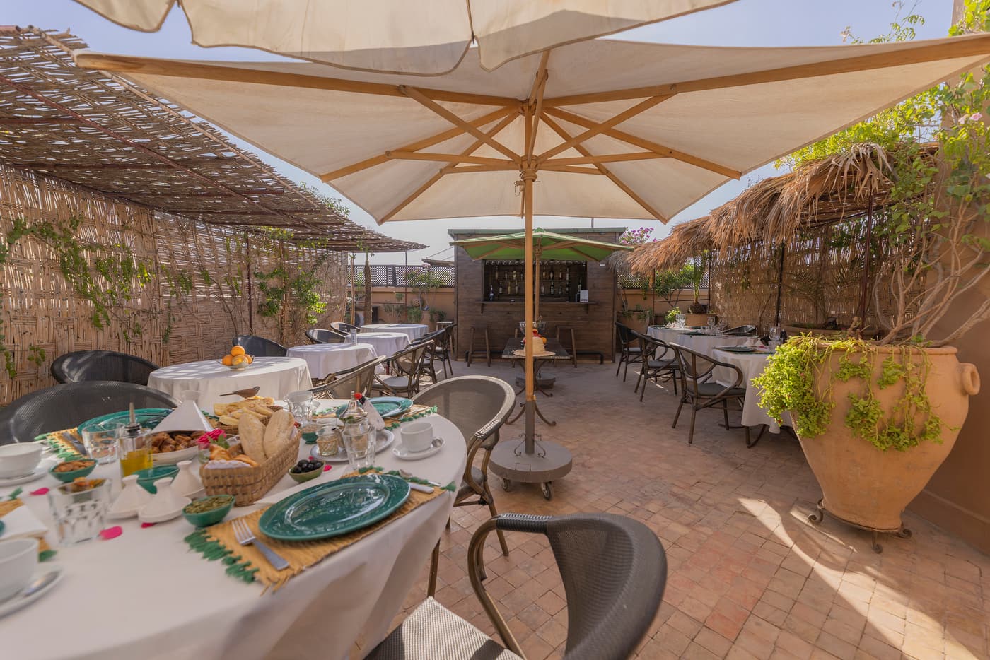 La terrasse du riad en plein jour, salons d’ombre et lumière de Marrakech