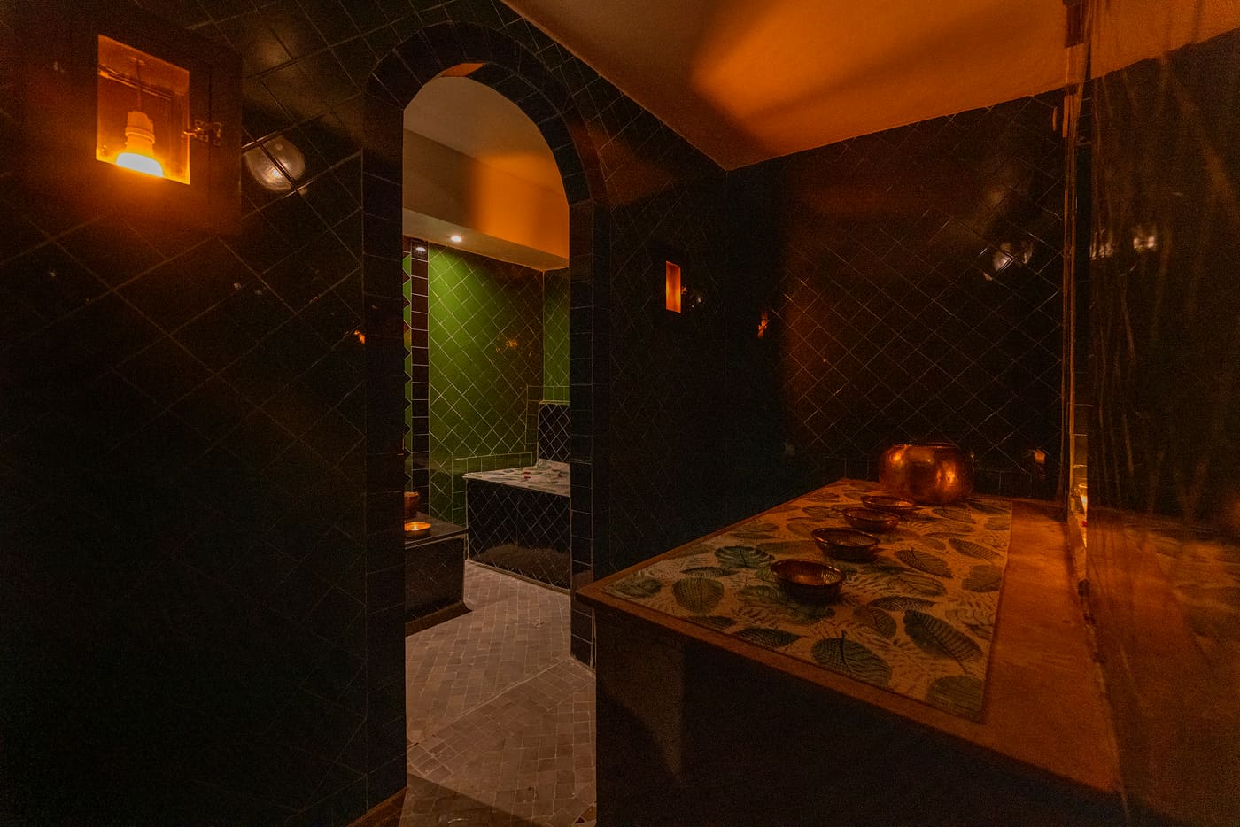Une salle de repos du spa, tadelakt et lumière douce
